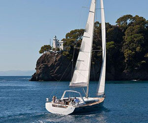 Crociere di una o due settimane, un itinerario a bordo di una barca Top per trascorrere giornate meravigliose in pieno relax a bordo di uno dei tre splendidi yacht a vela, l’Oceanis 48 di Beneteau.