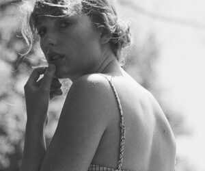 CONQUISTA LE CLASSIFICHE DI TUTTO IL MONDO IL NUOVO ALBUM “FOLKLORE” DI TAYLOR SWIFT