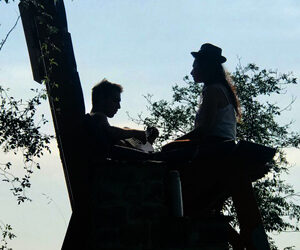 L'incanto di scena in Val Bormida: la compagnia Teatro Cantiere offre un "Sogno di un pic-nic di mezza estate" sotto la torre medievale di Merana