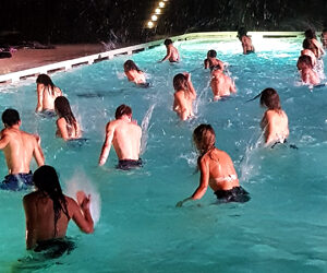Uno spettacolo che contagia la platea, interpreta la danza avvolgendo tutti in una sorta di abbraccio ancestrale.