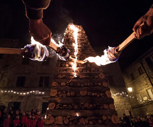 La "Città delle Fiaccole" non rinuncia alla tradizione più bella. In diretta streaming il suo Natale di fuoco