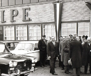 Mercury, the armchair and sofa model designed by sculptor Rito Valla in 1961