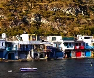 MILOS, PERLA DELLA GRECIA, POSTA ALL'ESTREMITÀ SUD-OCCIDENTALE DELLE CICLADI, QUINTA ISOLA PER GRANDEZZA DELL'ARCIPELAGO