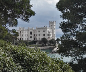 UNO SCRIGNO AFFACCIATO SUL GOLFO DI TRIESTE: IL CASTELLO DI MIRAMARE