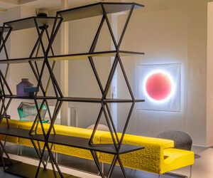 Moroso, lo showroom rinnova il suo look per il Fuorisalone: protagonista delle vetrine il progetto Salon Nanà