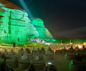 Il 31 dicembre un concerto nel deserto illuminato da 500 candele, nel complesso archeologico di Hegra, sito patrimonio dell'UNESCO