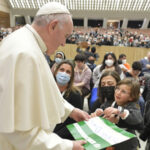 L’Istituto Serafico in udienza da Papa Bergoglio, dove viene ribadito l’importanza di ogni vita umana e in particolare quella delle persone con disabilità
