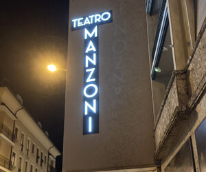 Il marito invisibile "compare" al Teatro Manzoni di Monza