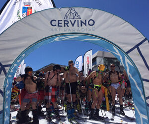 Cervinia, Italia. Appuntamento domenica 1° maggio a Plan Maison Bizzarra e tutta da ammirare (o per I più temerari partecipare) la "Swimwear Ski Parade", così si chiama la folle discesa in tenuta balneare con gli sci o lo snowboard con cui, nel villaggio ai piedi del Cervino, si saluta l’inverno. L'appuntamento è per domenica 1° maggio a Plan Maison (2’555 metri), sulle piste di Breuil-Cervinia: alle 12:00 in punto, quando il sole sarà ancora caldo e la voglia di fare festa al top, ci si ritroverà per spogliarsi dell’abbigliamento invernale e scendere a valle tutti insieme lungo la pista n. 5, raggiungendo il centro del paese al Cretaz. I partecipanti dovranno essere dotati di una discreta dose di coraggio e di un pizzico di follia. La divisa di ordinanza sarà infatti rappresentata… dal costume da bagno. Sarà anche l’occasione per sciare sul ghiacciaio di Plateau Rosa, meta privilegiata di molti campioni I festeggiamenti si prolungano quindi per tutto il fine settimana: dopo il grande appuntamento musicale del 30 aprile con “MTV Snowball Cervinia”, la “Swimwear Ski Parade” rappresenterà un modo divertente e inusuale per celebrare la Festa dei lavoratori e la conclusione della lunghissima stagione invernale del Cervino Ski Paradise che, partita il 16 ottobre 2021, proprio in questa giornata primaverile vedrà calare il sipario dopo più di sei mesi. L’appuntamento rappresenterà anche l’occasione ideale per passare il testimone alla stagione dello sci estivo: dal 25 giugno 2022, infatti, sarà possibile sciare sul ghiacciaio di Plateau Rosa, meta privilegiata di molti campioni e squadre nazionali che scelgono queste piste per la loro preparazione. E poi indossare una parrucca e tagliare il traguardo cantando a squarciagola… Lo spirito goliardico di “Swimwear Ski Parade” è ulteriormente sottolineato dalla possibilità di ricevere un voucher per una giornata di sci a Breuil-Cervinia nella prossima stagione invernale 2022-2023. Per ottenerlo, però, bisognerà mettersi ulteriormente in gioco: oltre a concludere la discesa in costume da bagno, si dovrà infatti indossare una parrucca e tagliare il traguardo cantando a squarciagola… L’evento vuole bissare il grande successo della prima edizione che, nel 2019, ha visto la partecipazione di oltre 200 temerari in grado di terminare la discesa in tenuta balneare. La giornata si concluderà a Breuil-Cervinia in zona Campetto con un afterparty al "Lino's bar": dopo essersi rivestiti, i partecipanti potranno unirsi agli spettatori e agli operatori turistici della stazione per festeggiare e ballare, brindando alla fine dell’inverno e augurandosi un caloroso arrivederci alla prossima estate. Foto © Cervino S.p.a. INFO SWIMWEAR SKI PARADE CERVINIA Quando: domenica 1° maggio 2022, ritrovo alle ore 12:00 Dove: Plan Maison (2'555 m), nel comprensorio sciistico di Breuil-Cervinia E’ previsto il trasporto a valle dei vestiti di tutti i partecipanti La partecipazione è gratuita e non è necessario iscriversi. Per ulteriori informazioni: www.cervinia.it