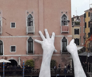 Lorenzo Quinn torna a Venezia con un’impressionante opera