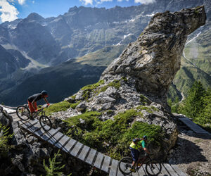 Cervinia, Italia. Un tracciato di gara inedito Breuil-Cervinia torna a ospitare la Maxiavalanche, celebre competizione di discesa in mountain bike con partenza “Mass Start”, con la tappa più spettacolare del suo circuito: per la sedicesima edizione, che si svolgerà il 30 e 31 luglio 2022, è stato scelto un tracciato di gara inedito, che condurrà i biker dai 3’200 metri delle alture sopra Laghi Cime Bianche Laghi al meraviglioso ambiente del Lago Blu, nelle cui acque si riflette l’inconfondibile piramide del Cervino. In questi anni sono numerosi gli atleti di caratura mondiale che si sono sfidati sull’impegnativo tracciato di Cervinia: da Frank Parolin a Remy Absalon, da Anne Caroline Chausson a Loic Bruni, attuale detentore del titolo di Campione del Mondo Downhill, che qui ha corso da giovanissimo. Una stazione votata allo sport Situata nel cuore della Valle d’Aosta a 2’005 m di altitudine, Cervinia è nota in tutto il mondo per l’elevato standard ricettivo e per l’ampia proposta di attività sportive. Il comprensorio sciistico internazionale valica i confini, spingendosi fino alla località svizzera di Zermatt. Nella stagione calda il Ghiacciaio di Plateau Rosa diventa lo scenario in cui praticare lo sci estivo, rappresentando il campo di allenamento privilegiato dei più grandi campioni e di numerose squadre nazionali. Con Maxiavalanche Cervinia è ancora una volta protagonista assoluta, ospitando una delle competizioni continentali di maggior richiamo dedicate alla mountain bike. Un Bike Park d’eccezione Immerso in uno splendido ambiente di alta montagna, il comprensorio è dotato di una fitta rete di percorsi per mountainbike realizzati da Cervino SpA, la società che gestisce gli impianti di risalita di Cervinia, Valtournenche, Torgnon e Chamois. Il Bike Park, considerato uno dei più spettacolari delle Alpi e servito da tre moderni impianti di risalita, è in grado di soddisfare le esigenze di tutti gli appassionati delle discipline “gravity” e, allo stesso tempo, permette ai neofiti e alle famiglie che scelgono una vacanza in montagna di avvicinarsi a questo sport, grazie anche alle numerose guide mountain bike certificate presenti nella destinazione. Un format per tutti, dai professionisti agli amatori La formula Maxiavalanche Europe Cup, mette in competizione i migliori Riders del momento e, allo stesso tempo, permette agli appassionati della disciplina di sfidarsi lungo un’interminabile discesa di oltre 10 km. Le qualifiche si svolgeranno nella giornata di sabato su un percorso molto vario, con passaggi su morena e tratti “Rock & Wood” di assoluta suggestione. La competizione avverrà con formula “Mass Start”, che prevede la partenza in linea dei 100 corridori qualificatisi per la finale in ogni categoria. E-Maxiavalanche by Loisibike: la competizione si apre anche agli appassionati della e-Bike Per avvicinarsi alle nuove tendenze, la Maxiavalanche si è evoluta, permettendo anche agli amanti della mountain bike a pedalata assistita di competere, in un’apposita categoria, sullo stesso tracciato ufficiale di gara sul quale si sfideranno gli atleti in sella alle mountain bike tradizionali. Nuovi campioni crescono, con la Mega Kid by Loisibike La Maxiavalanche rappresenta anche un modo per avvicinare bambini e ragazzi da 7 a 14 anni alla pratica di questa disciplina. All’interno del programma di eventi è prevista una gara in due manche a loro dedicata, su un percorso di lunghezza ridotta ma di assoluto fascino lungo l’Alpage Trail. © Cervino SpA INFO Per informazioni e iscrizioni (fino alle ore 18 del 28 luglio 2022): www.maxiavalanche (su questo sito saranno disponibili in tempo reale i risultati delle gare). E cervinia.it
