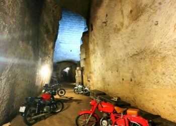 Viaggio nel sottosuolo di Napoli: il percorso Avventura ed eventi da non perdere alla Galleria Borbonica