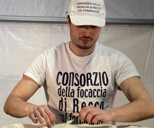 La focaccia di Recco IGP con formaggio: eccellenza culinaria protagonista di Evoè Festival