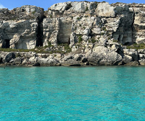 Mille sfumature di azzurro: il tour in yacht da non perdere alla scoperta di Favignana e Levanzo