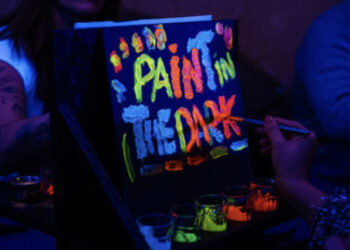Paint in the Dark: laboratorio di pittura al buio con drink al Giardino Blu a Milano