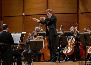 Thomas Guggeis incanta l'Auditorium di Milano con le due "Terze Sinfonie"