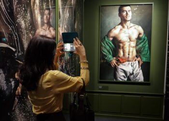 “A Beautiful World”: il nuovo progetto fotografico di Mario Testino esposto a Palazzo Bonaparte (Roma)