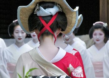 Il viaggio in treno viene presentato negli ultimi tempi come alternativa vintage al più rapido spostamento in aereo, ma i convogli ad alta velocità del Giappone rappresentano un’opzione che forse sarebbe più corretto definire, al contrario, futuristica.