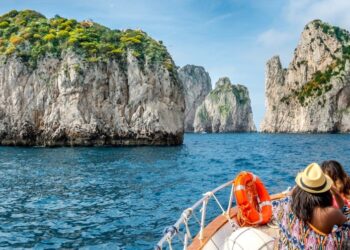 Escursione a Capri in barca da Napoli: alla scoperta dell'isola dell'amore