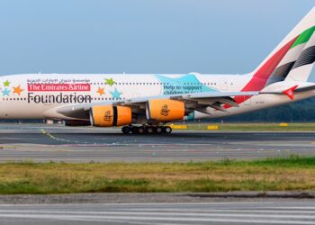 Vola in cielo il messaggio della Emirates Airline con la nuova livrea dell'A380