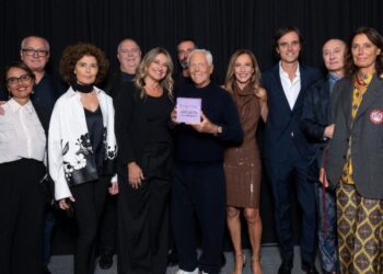 Giorgio Armani riceve il "Chi è Chi Fashion Community Awards 2024". Premio icona della moda