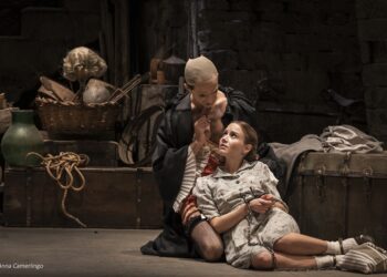 Mettici la mano: la commedia di Maurizio de Giovanni in scena al Teatro Manzoni