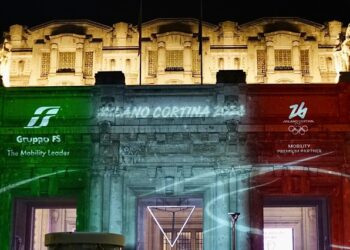 Olimpiadi Milano-Cortina 2026, FS illumina (con i colori del tricolore) la Stazione Centrale