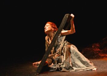 Cassandra o dell’inganno: forza e fragilità di una figura femminile al Teatro Filodrammatici di Milano