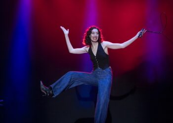 Giorgia Fumo in “Vita Bassa”: uno spassoso affresco contemporaneo al Manzoni di Milano