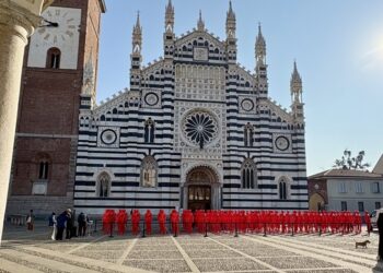 In piazza Duomo a Monza risuona il grido delle “Donne in rosso”, di Elend Zyma