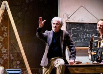 Pirandello Pulp: ironia, colpi di scena e riflessioni al Parenti di Milano