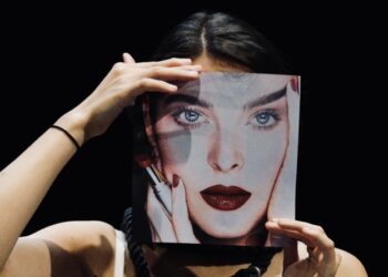 "Svelarsi". A teatro Donne protagoniste nella loro nudità