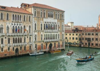 Destinazione Palazzina Grassi, per vivere un seducente tour in barca e scoprire le isole più autentiche di Venezia