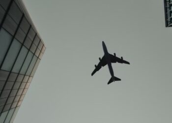 Per quanto tempo può volare un aereo? Regole e limiti dei viaggi più lunghi