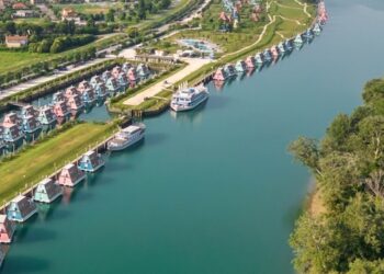 Fuga rigenerante in un glamping galleggiante