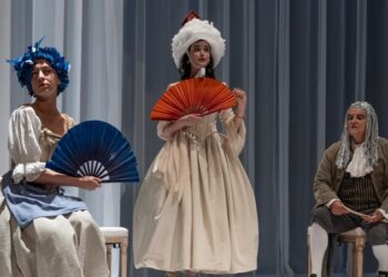Travestimenti, Intrighi e una Scimmia Rosa: Marivaux Rivive in scena al Teatro Litta
