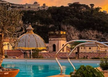 Grand Hotel La Favorita: un’oasi mediterranea sospesa tra cielo e terra con vista Vesuvio