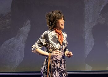 Strappo alla regola: Maria Amelia Monti e Cristina Chinaglia tra leggerezza e riflessione