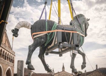 Il Gattamelata lascia il sagrato: smontata la statua di Donatello per un restauro epocale