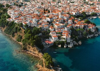 Skiathos, dove l’Egeo diventa emozione