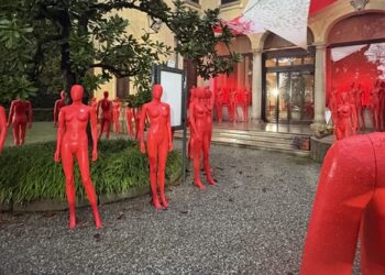Le "Donne in rosso" di Elend Zyma arrivano a Macherio