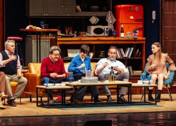 Perfetti sconosciuti: amicizia, amore e tradimenti in una società iperconnessa al Manzoni di Milano