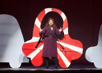 Il Calamaro Gigante: Angela Finocchiaro in un racconto visionario e coinvolgente