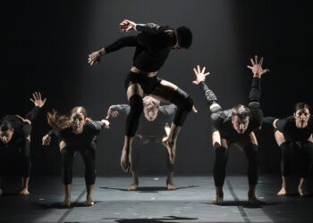 Kataklò celebra 30 anni con ALIENA: il nuovo manifesto artistico di Giulia Staccioli