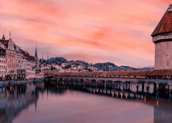 Scopri i percorsi più popolari di set-jetting in Europa tra Londra, Roma, Parigi e Madrid. Visita i luoghi reali di Harry Potter e La Casa di Carta, con consigli utili su come organizzarti.