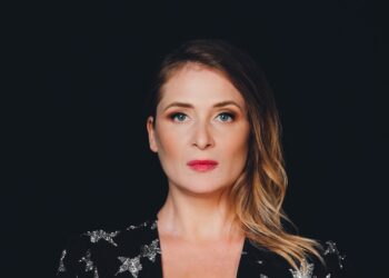 Cruda e Nuda: Alice Mangione porta in scena il femminile contemporaneo