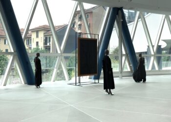 Abitare il Nero. Da Alberto Burri ai Fashion Designer della scuola giapponese: la mostra al CUBO in Unipol Tower