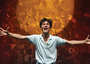 La Storia: la convivenza tra dolore e bellezza in scena al Parenti