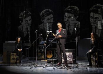 Gaber - Mi fa male il mondo: Neri Marcorè in scena al Carcano di Milano