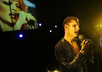 Tindaro Granata al Teatro Manzoni: la voce di Mina rompe il silenzio